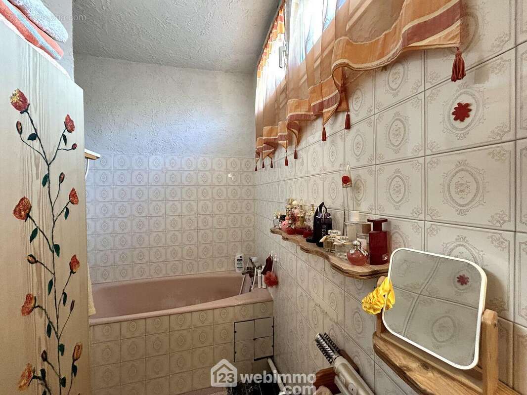 Salle de bains avec ouverture - Appartement à BASTIA