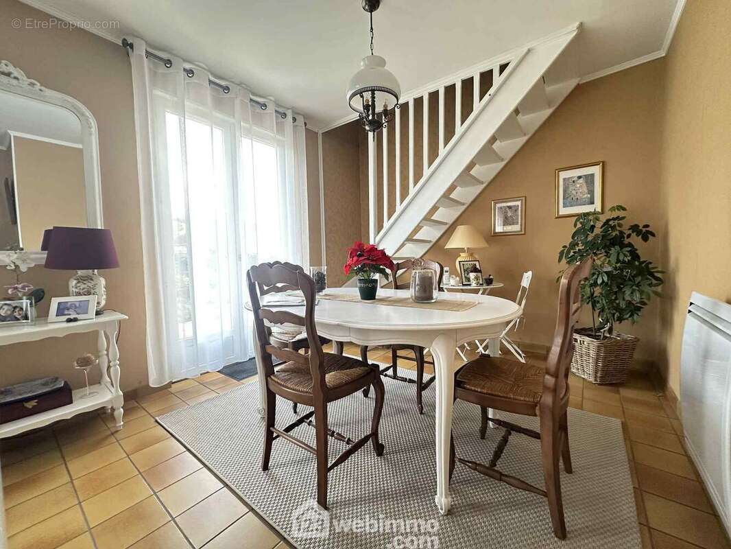 L&#039;espace salle à manger pour y recevoir vos convives - Maison à LAON