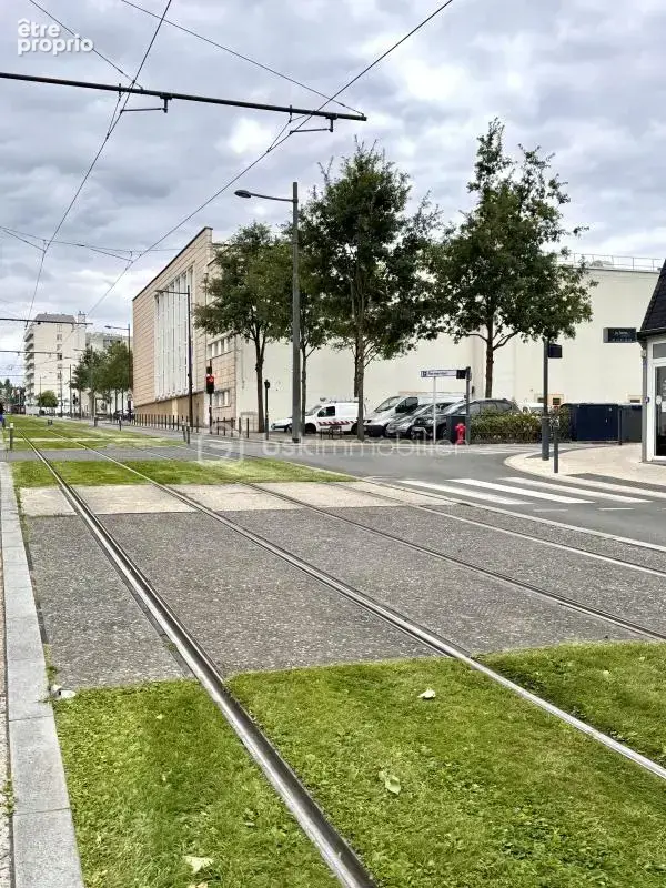 Local commercial avec étage, emplacement stratégique axe passant - photo 5