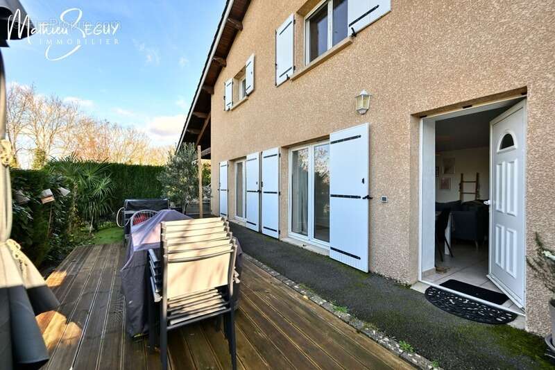 Appartement à COURZIEU