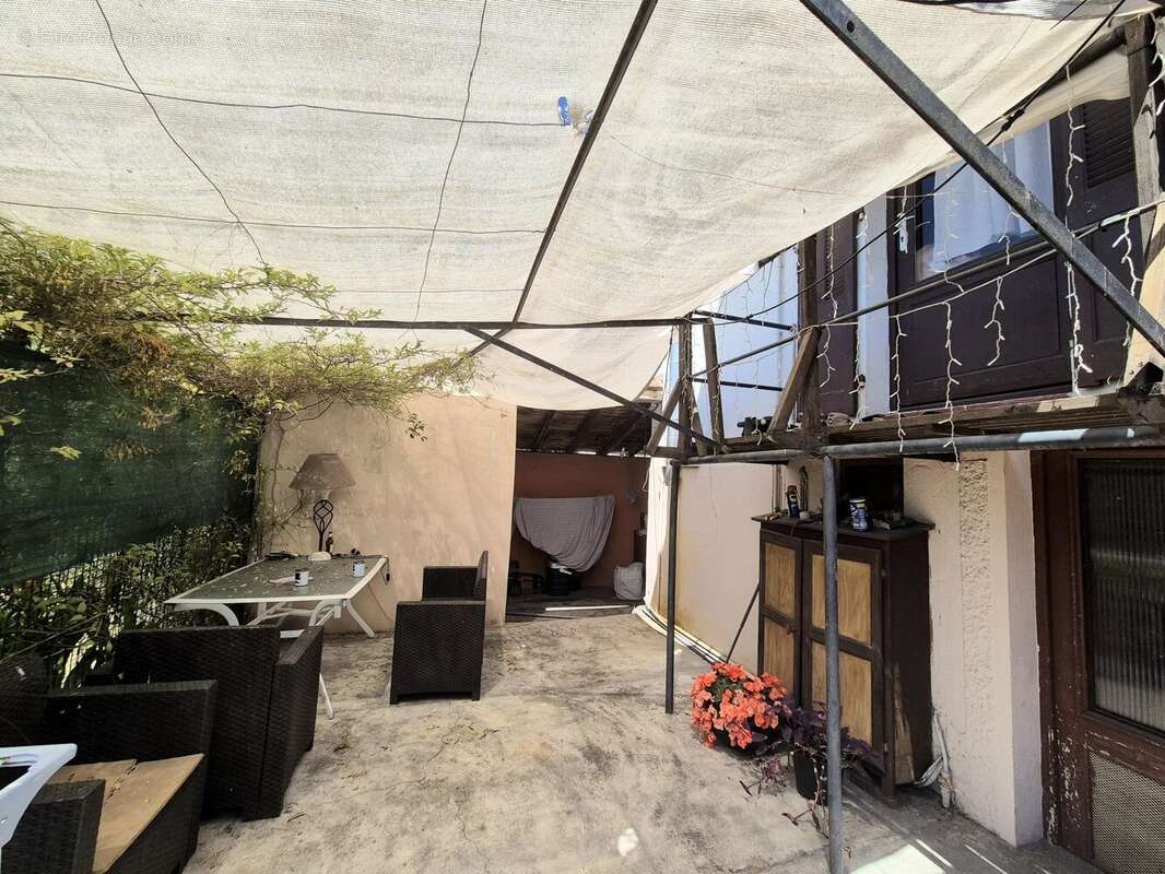 Cagnes-sur-mer - propriété de 2 maisons - terrain plat de 2 400 m² - photo 8