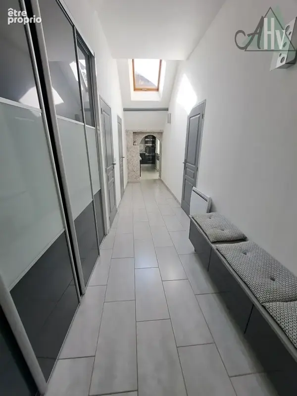 CHEROY (89) - Maison de ville rénovée de 228 m2 avec 4 chambres et extérieur. - photo 4