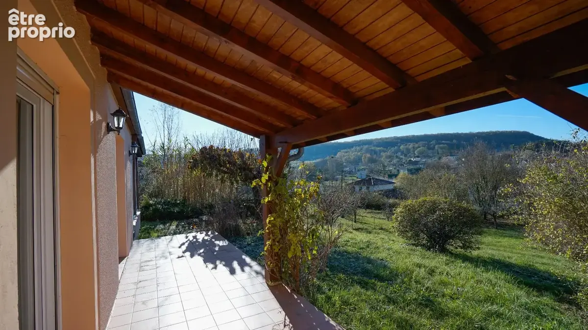 Maison traditionnelle  avec jardin. - photo 2
