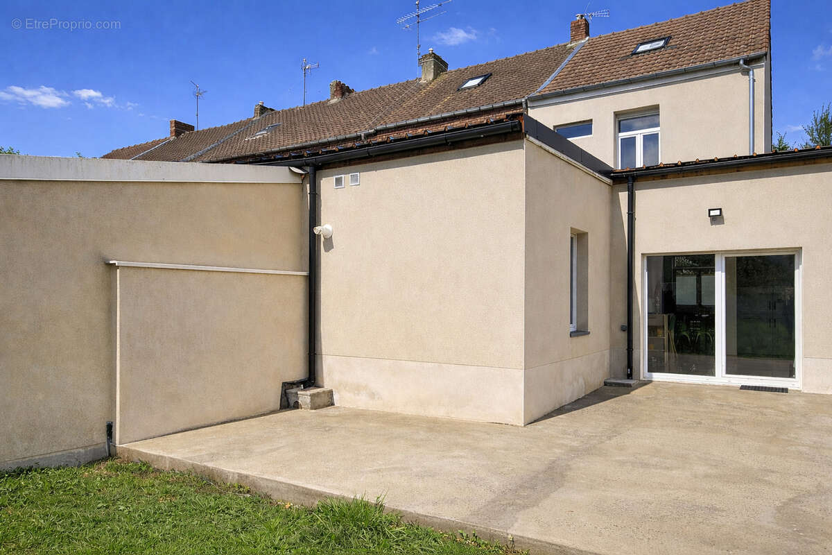 Maison à QUIEVRECHAIN