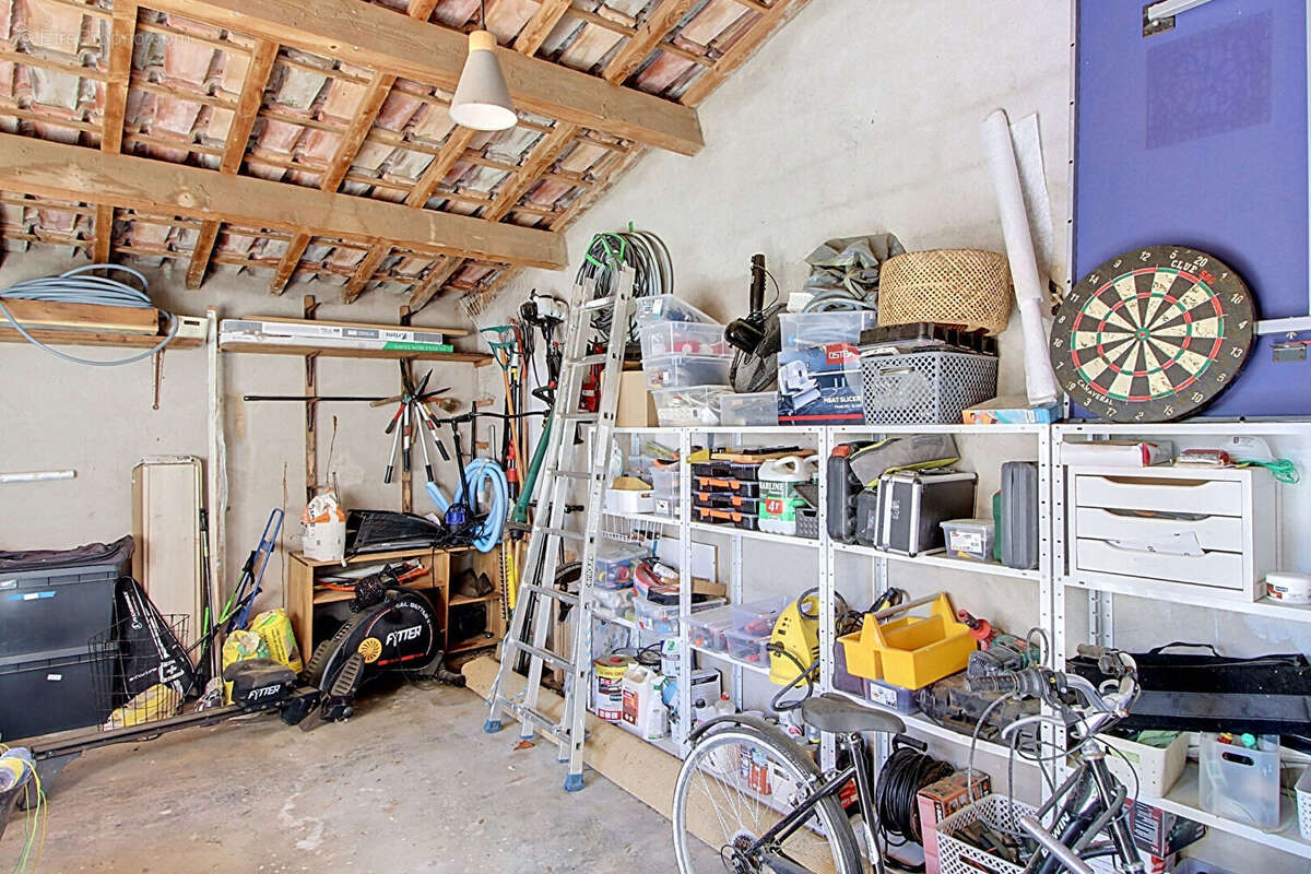 A VENDRE à LORGUES ! Maison de type T6 pièces  de 144 m² + piscine + garage sur un terrain de 1692m² - photo 24