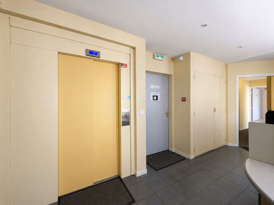 HYPER CENTRE, Local professionnel de 190 m² avec ascenseur, divisible et transformable en habitation - photo 7