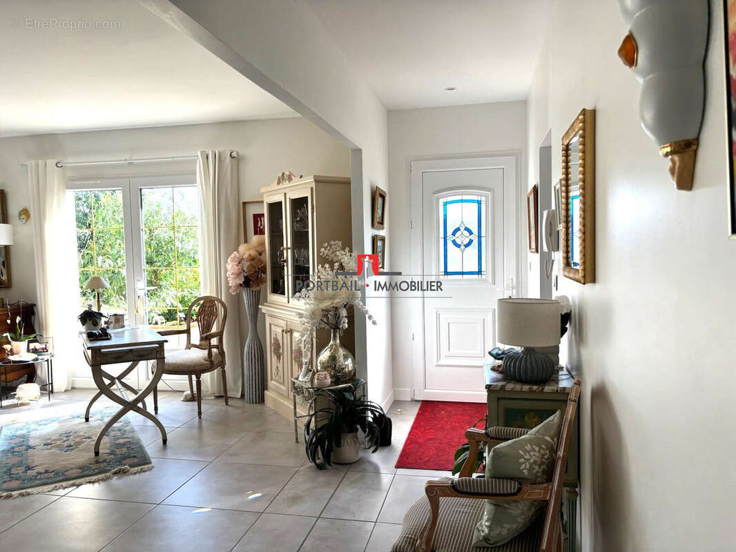Maison 200 m² à Saint-Andre-De-Cubzac  - photo 7