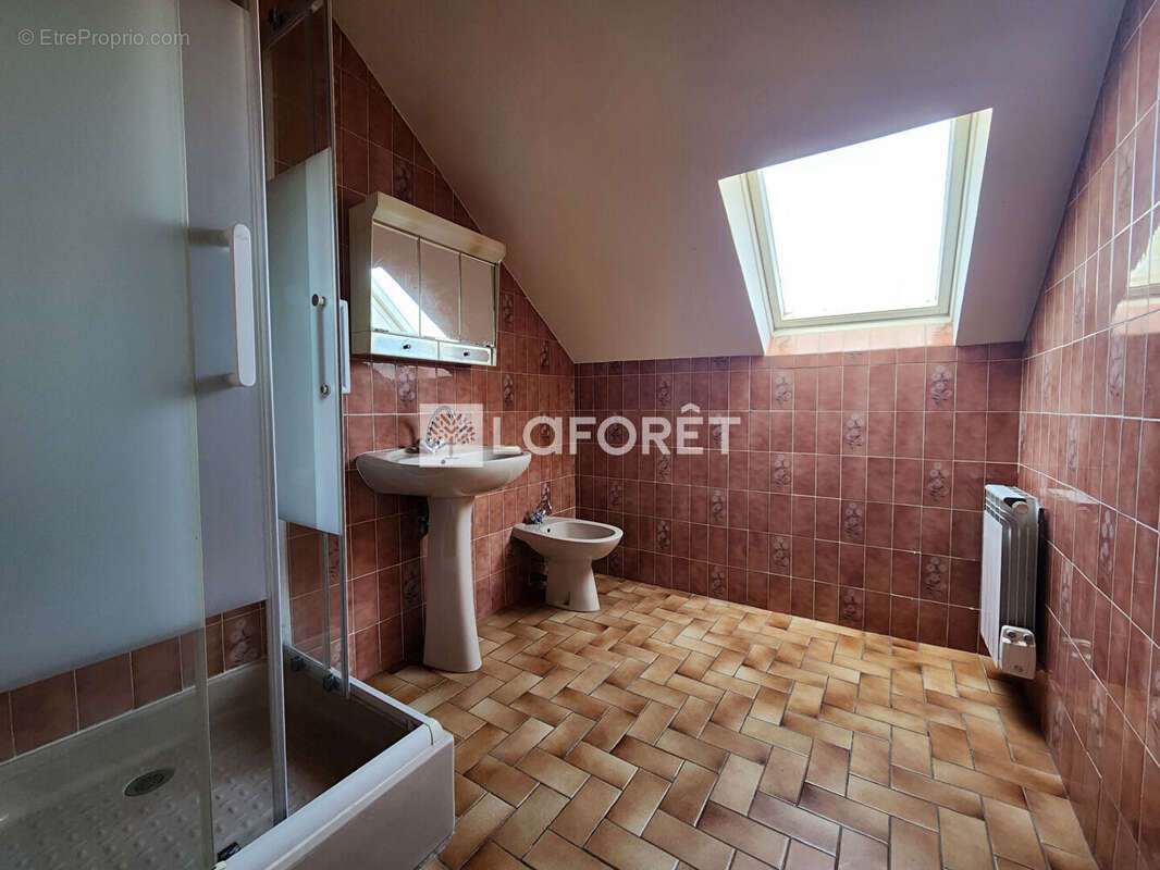 Maison familiale 6 chambres 160 m2 avec jardin - Thuit Anger - photo 16