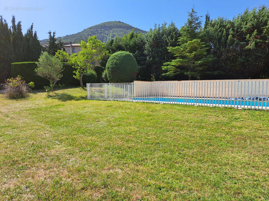 Grande maison sur un terrain de 15 780m2 avec une piscine et un garage de 52m2 - photo 28