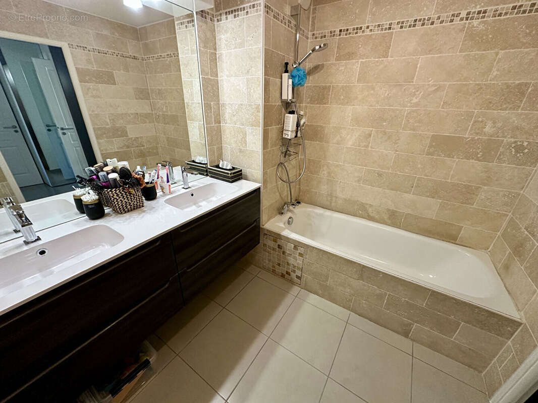 Appartement à LA ROQUETTE-SUR-SIAGNE