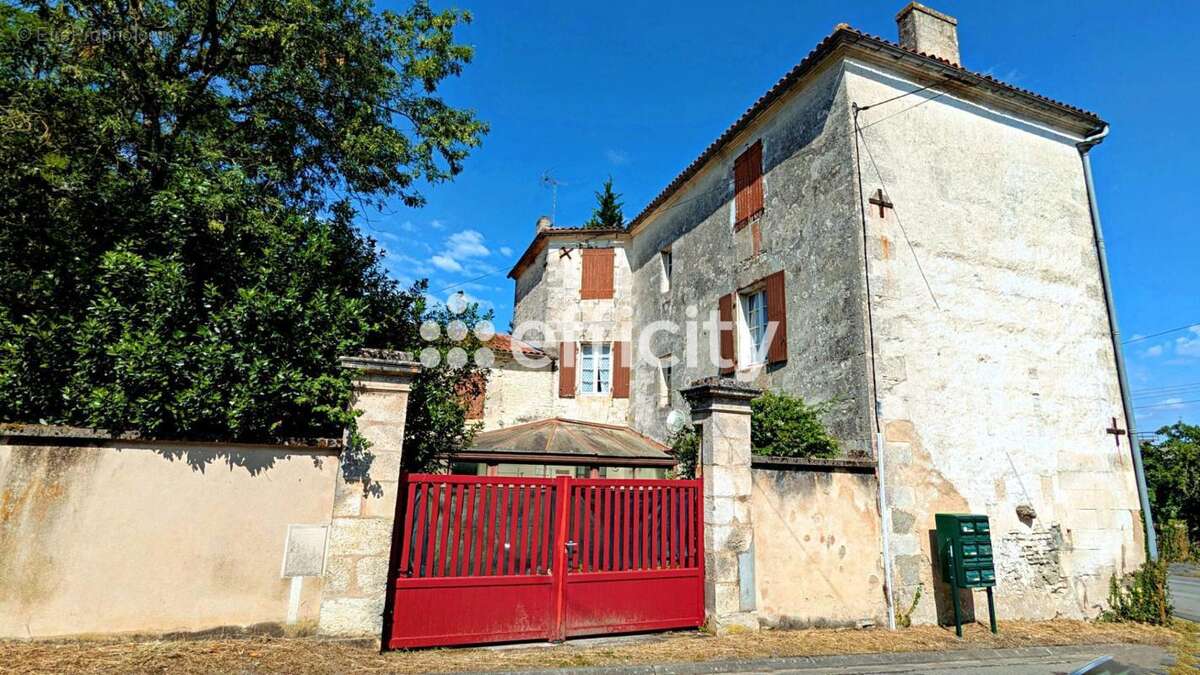 Maison à HIERSAC