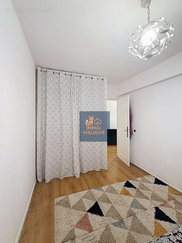 Chambre 2 - Appartement à AULNAY-SOUS-BOIS