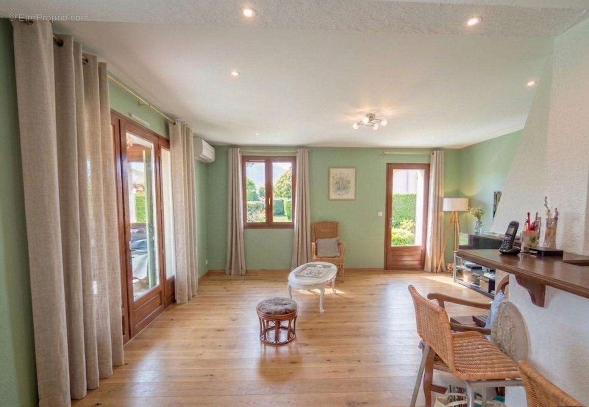 Maison à LARAGNE-MONTEGLIN