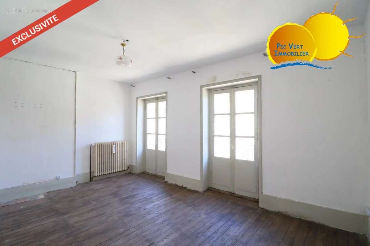 Immeuble avec commerce et 3 appartements, greniers, patio, garage - photo 8
