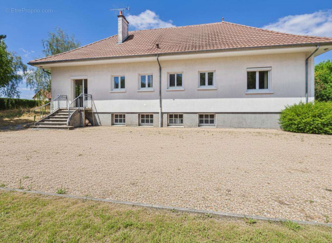 Maison de 179 m2 à Loudun , 5 chambres, grand jardin arboré, garage, vaste sous sol - photo 16