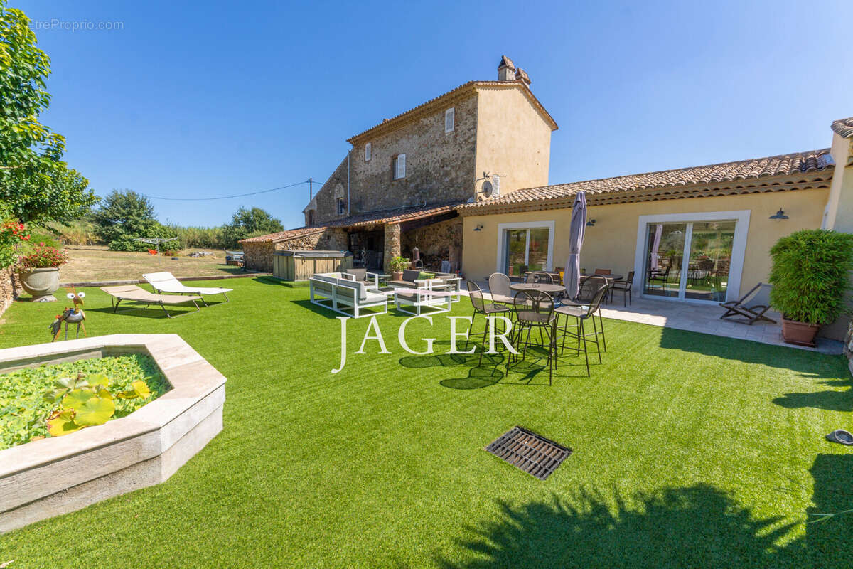 Maison 400 m² à Grimaud  - photo 4