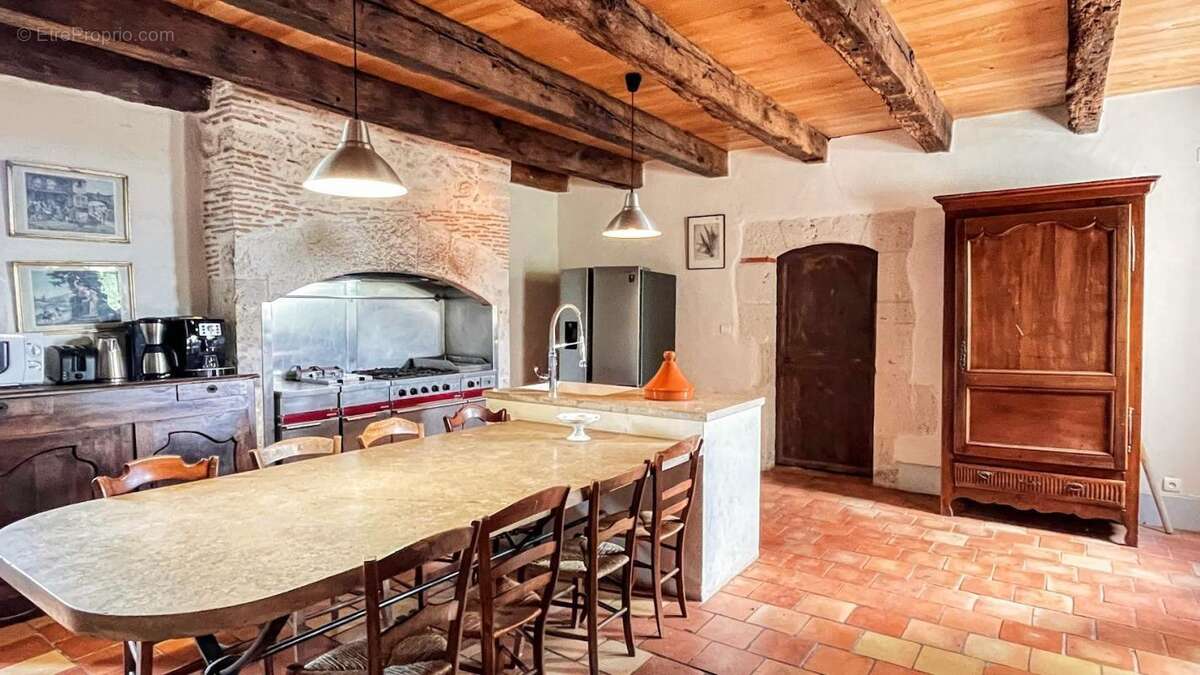 Maison à SAINT-MARTIN-DE-BEAUVILLE