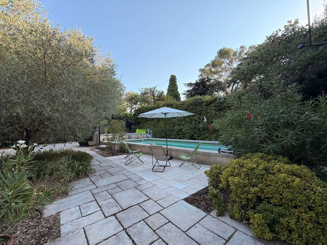NIMES TOUR MAGNE Splendide maison 7 pièces de 205 m2 avec piscine et garage, sur 1500 m2 de terrain - photo 7