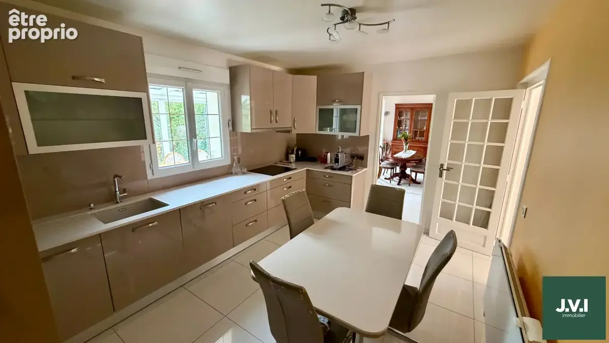 A VENDRE GROSLAY Maison 8 pièces 212 m² - photo 5
