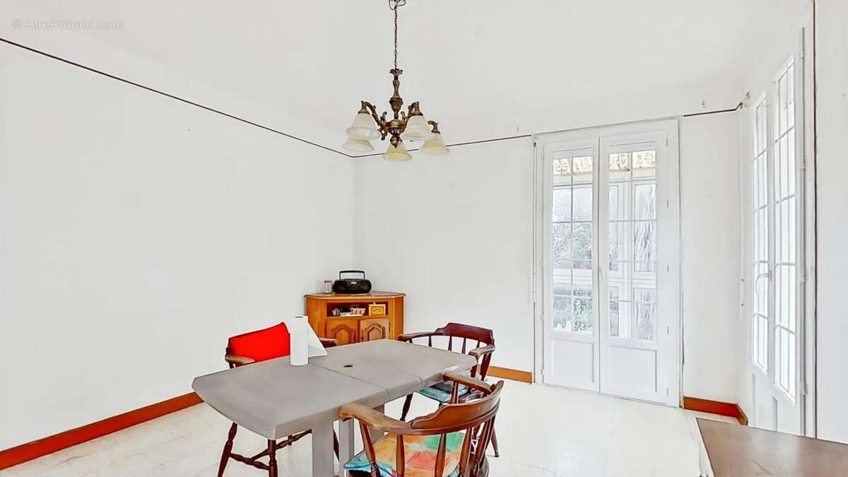 Maison à SAINT-LAURENT-DE-LA-SALANQUE