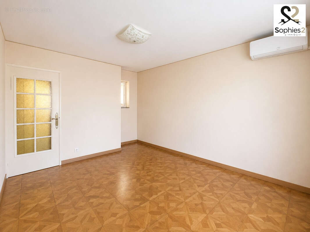 Pièce vidée par IA  - Appartement à SEYSSINET-PARISET