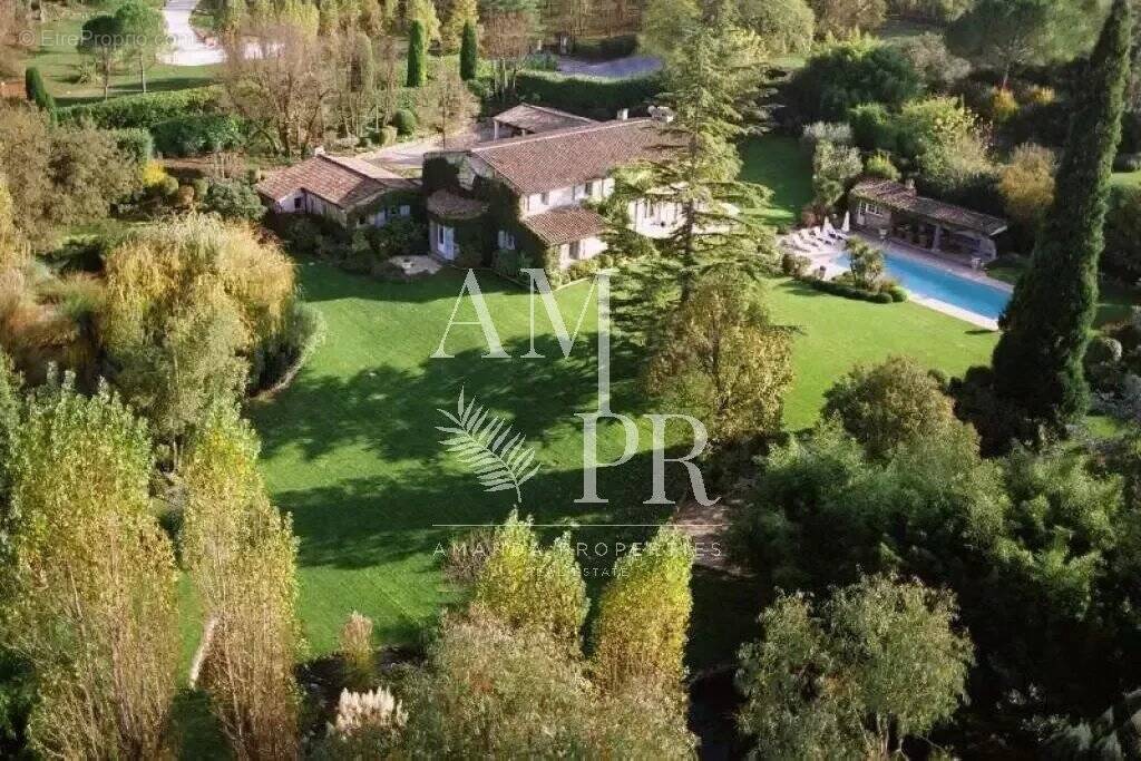 Maison à CHATEAUNEUF-GRASSE