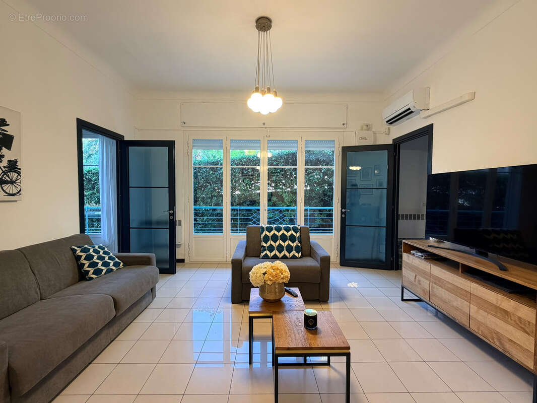 MENTONE - MADONE -  A quelques pas des plages, spacieux 3P de 72,43 m2 rénové avec balcon et cave. - photo 8