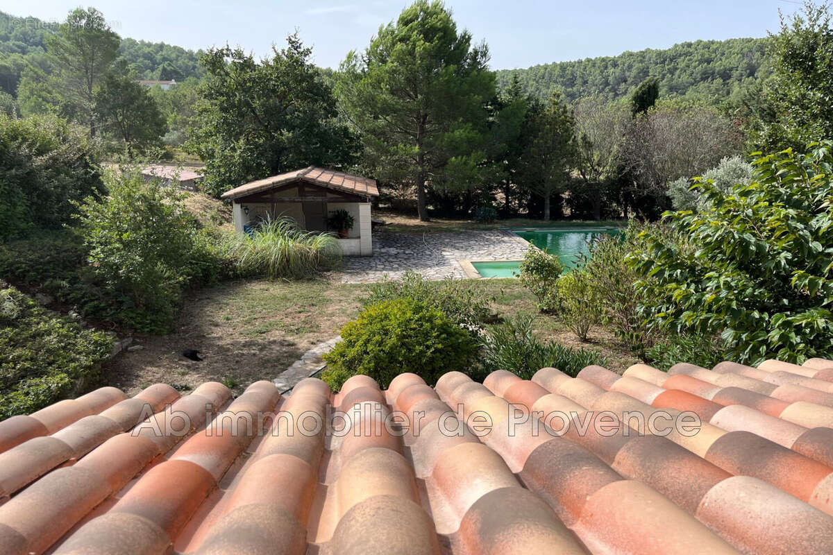 Maison 227 m² à Rognes  - photo 3