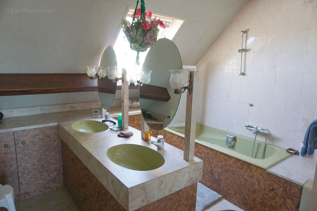Belle maison familiale de 196 m2 avec dépendances et agréable terrain - photo 10