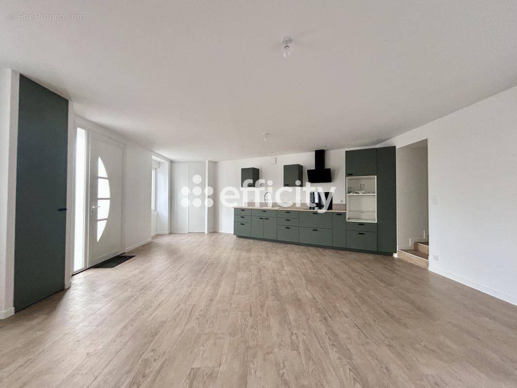 Maison à BEAULIEU-SOUS-LA-ROCHE