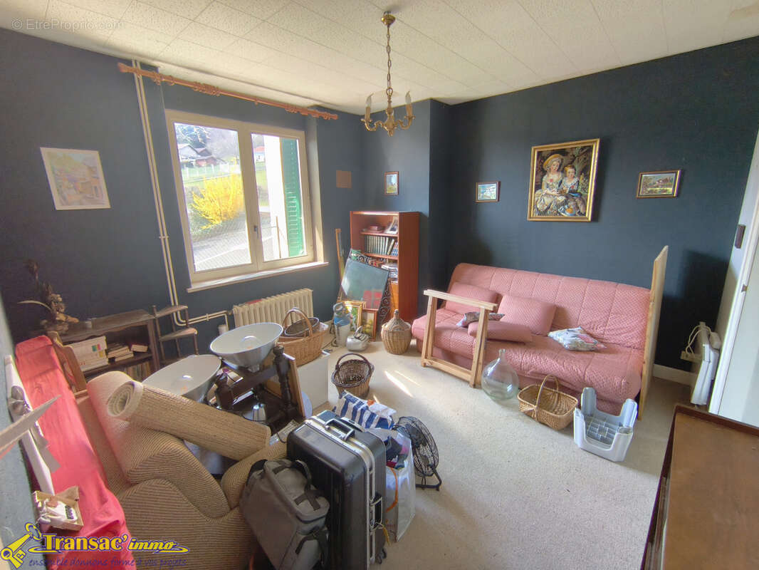 À Saint Rémy sur Durolle proche du plan d'eau, belle maison familiale 6 pièces avec 2 garages. - photo 3