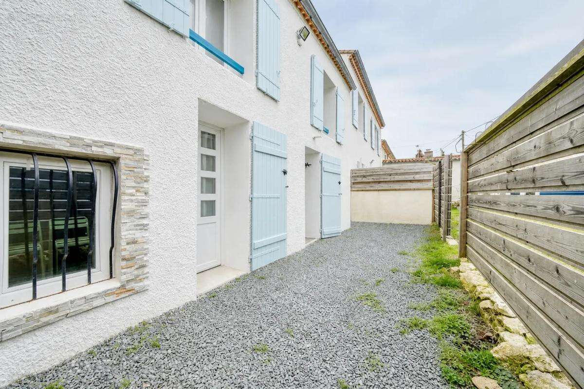Ensemble de 4 maisons charentaises proche océan - photo 22