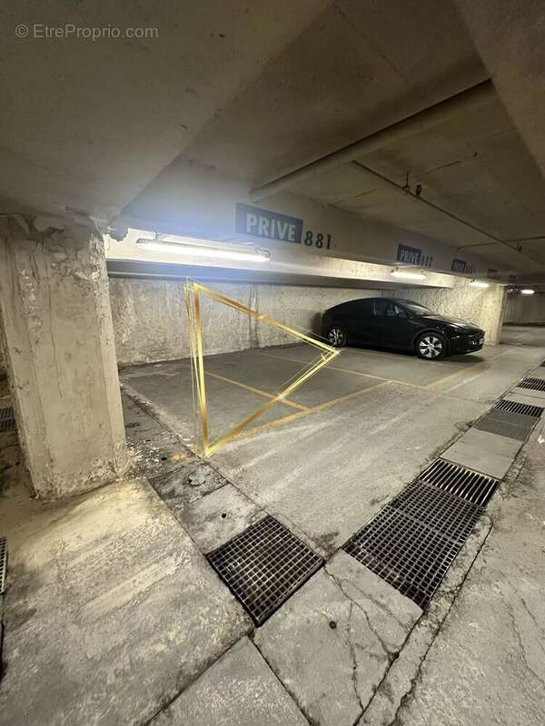 Parking à PARIS-9E