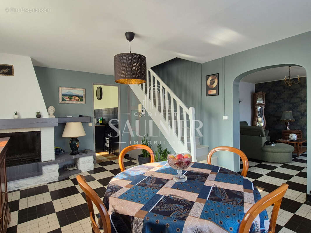 Exclusivité - Maison familiale de 126m2 avec dépendances proche du centre ville Saint-Georges-sur-Cher. - photo 4