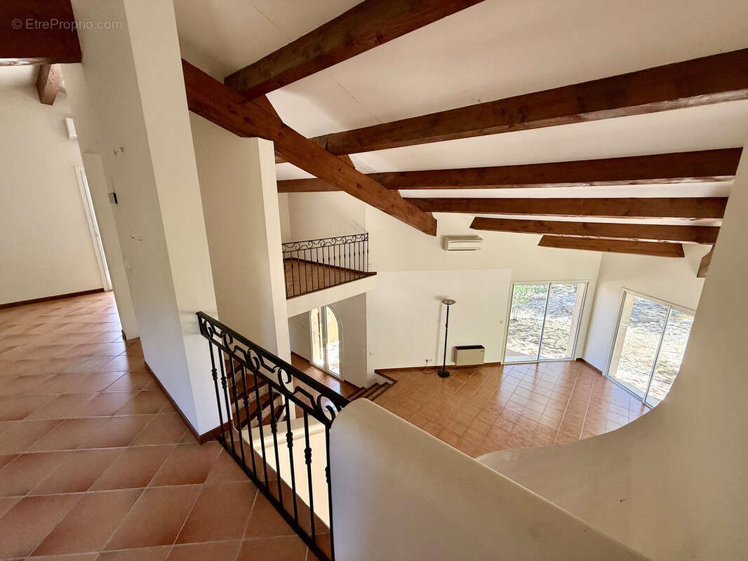 Maison familiale de 190 m2 sur un terrain arboré de 2500 m2 - photo 3