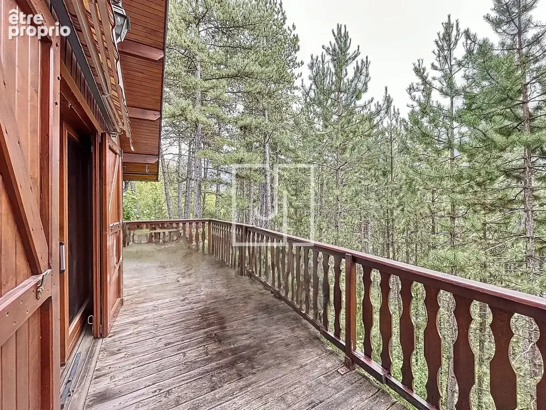 A vendre : Chalet 4 pièces avec terrasse, jardin et garage sur les hauteurs de Barcelonnette - photo 1