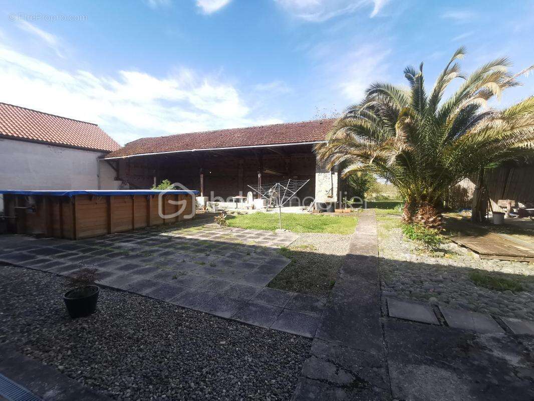 Maison à LABATUT-RIVIERE