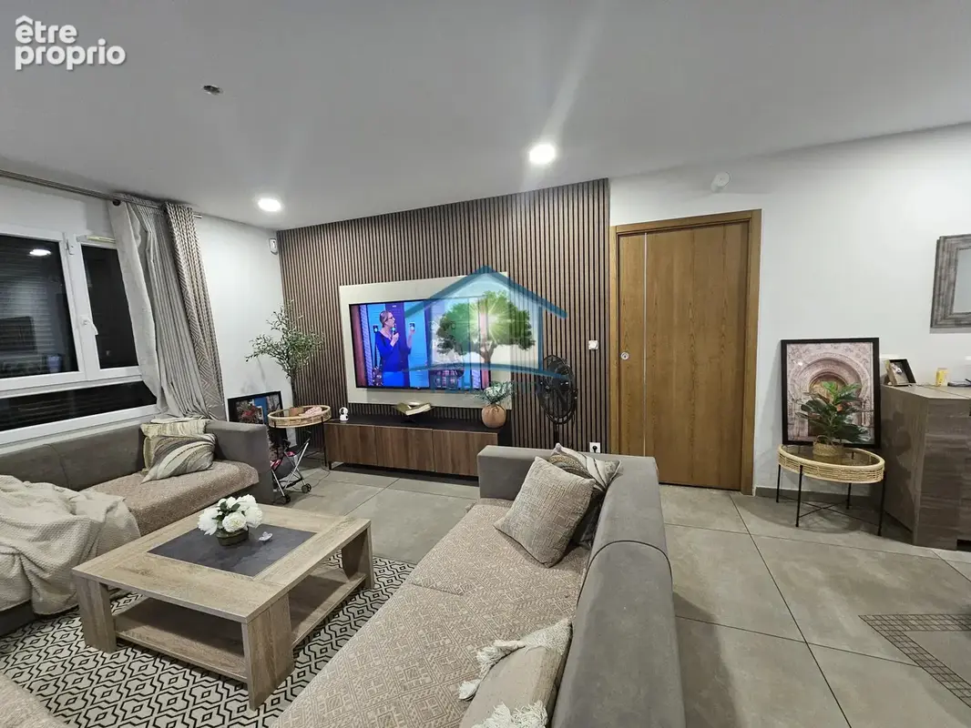 L'ISLE D'ABEAU, ensemble immobilier de deux villas avec piscine. - photo 3
