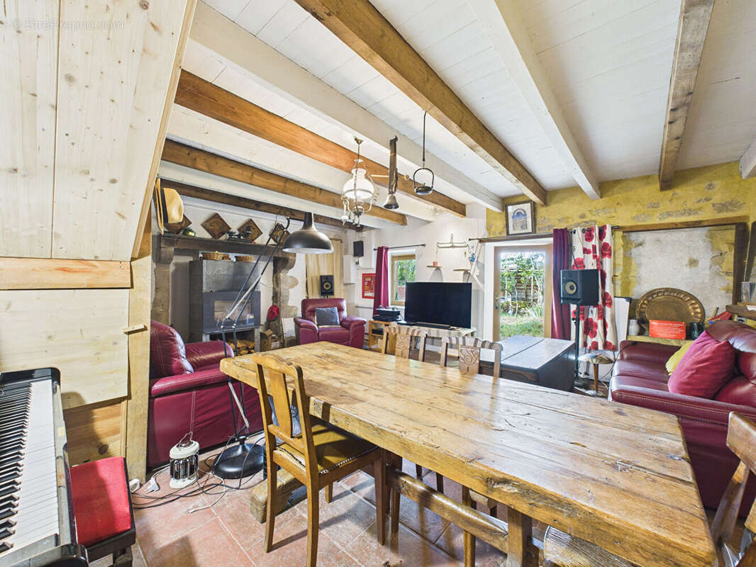 Maison à SAINT-MARCEL-EN-MARCILLAT