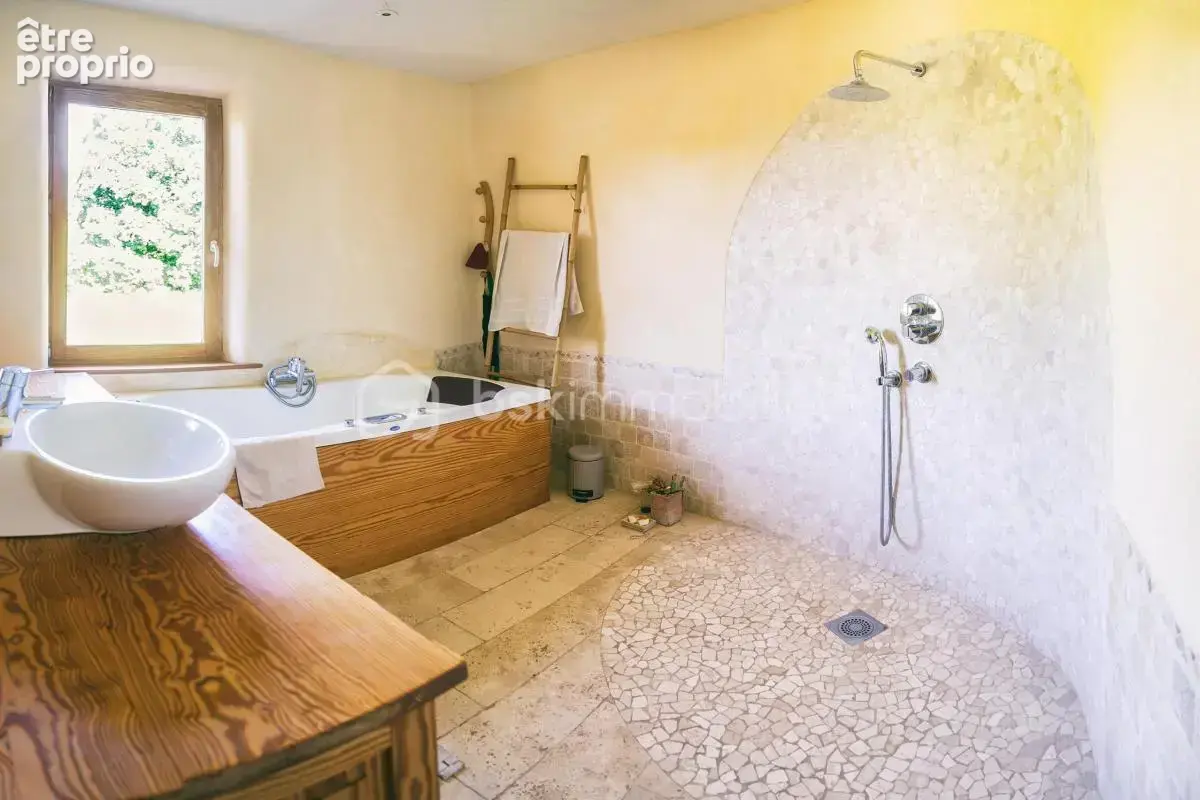 Maison contemporaine écologique avec piscine naturelle au cœur de la nature - photo 11