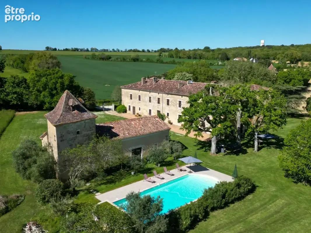 Château gascon du XV° siècle, près de Lectoure, remanié au XVI° dans le goût de la Renaissance italienne - photo 2
