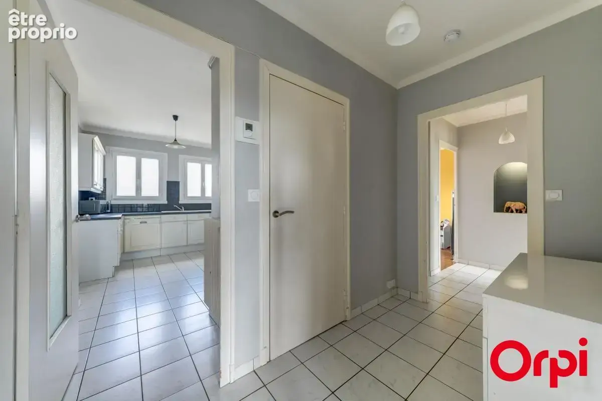 CALUIRE CENTRE BOURG - T3 de 79 m² avec vue dégagée - photo 11