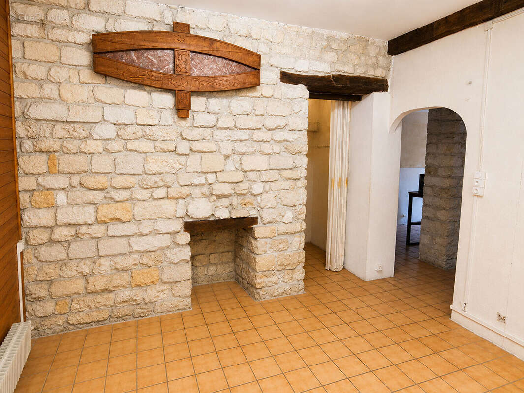 Local / Appartement 49m² + 18m² en souplex place des Abbesses - photo 5