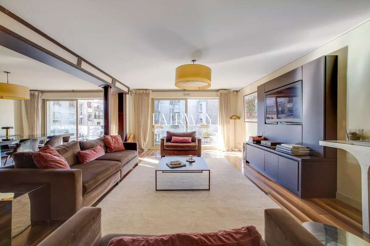 Appartement à PARIS-16E