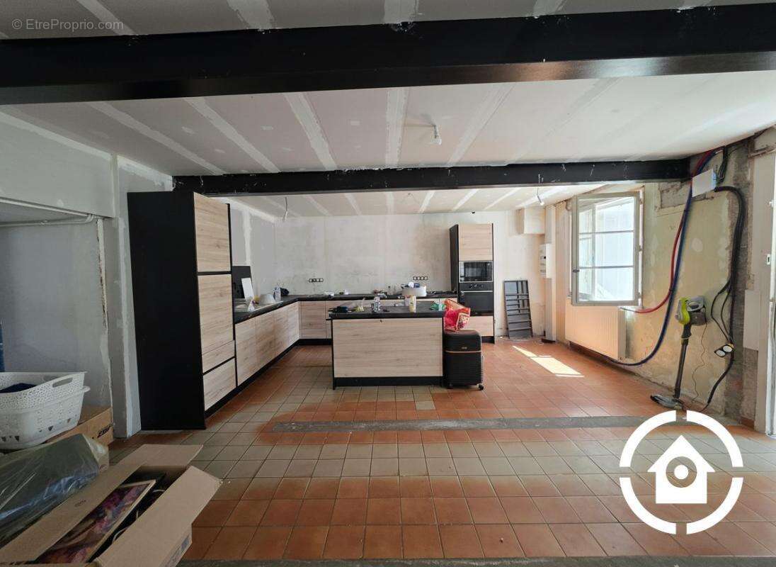 Maison à rénover - 4 chambres avec jardin et dépendances - photo 3