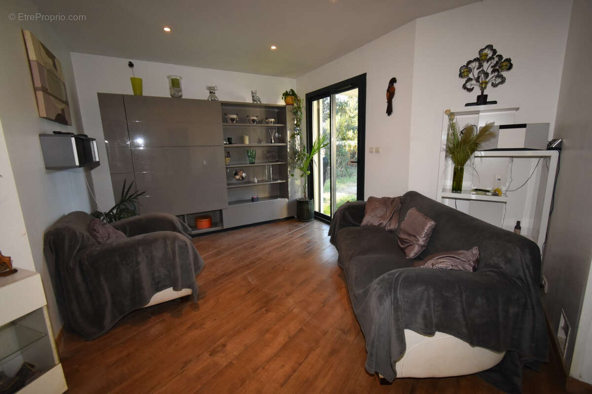 villa 4 pièces avec piscine et terrain constructible à 5 min à pieds du village du plan de la tour - photo 8