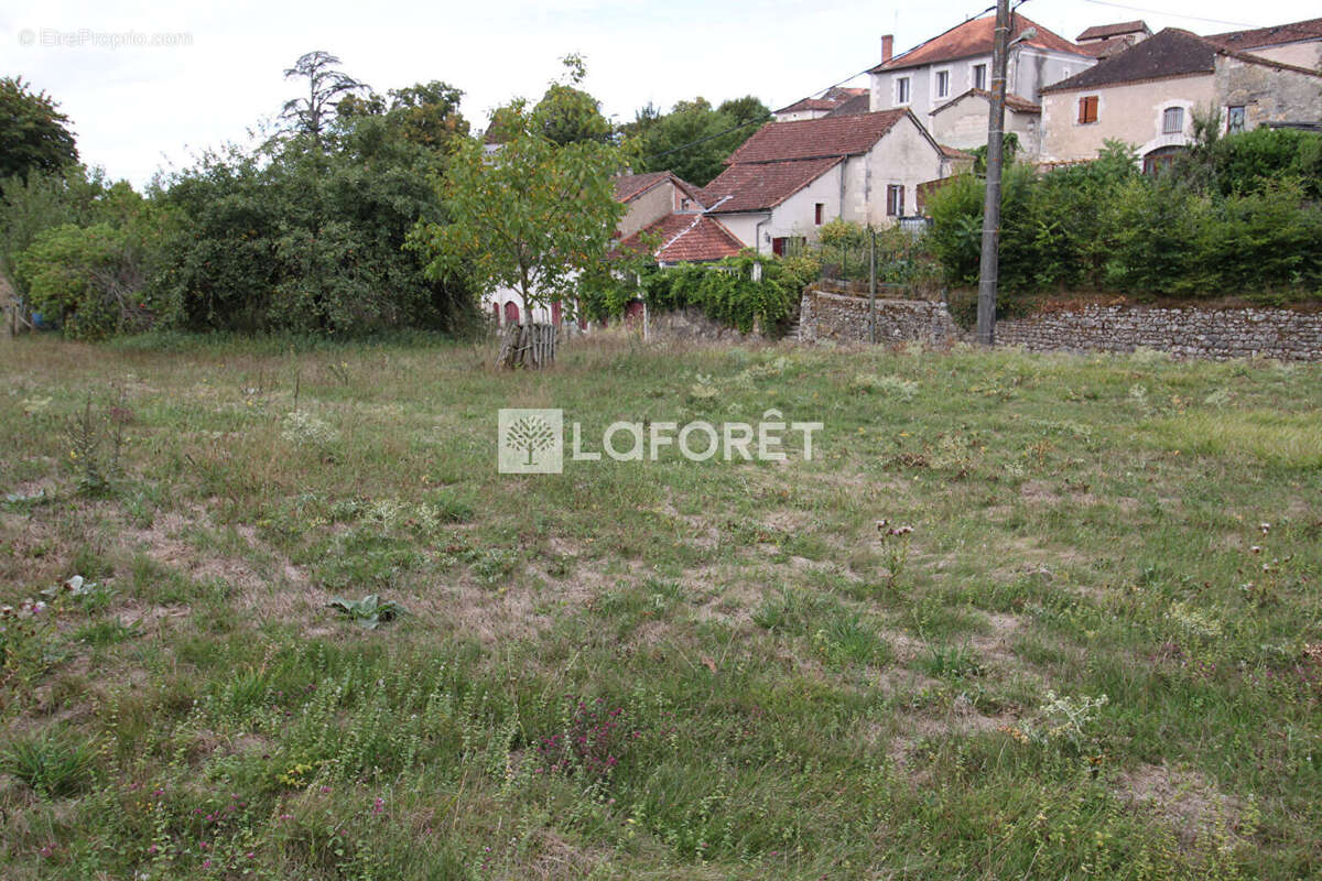 Terrain La Chapelle-faucher 1390 m2 constructibles - photo 5
