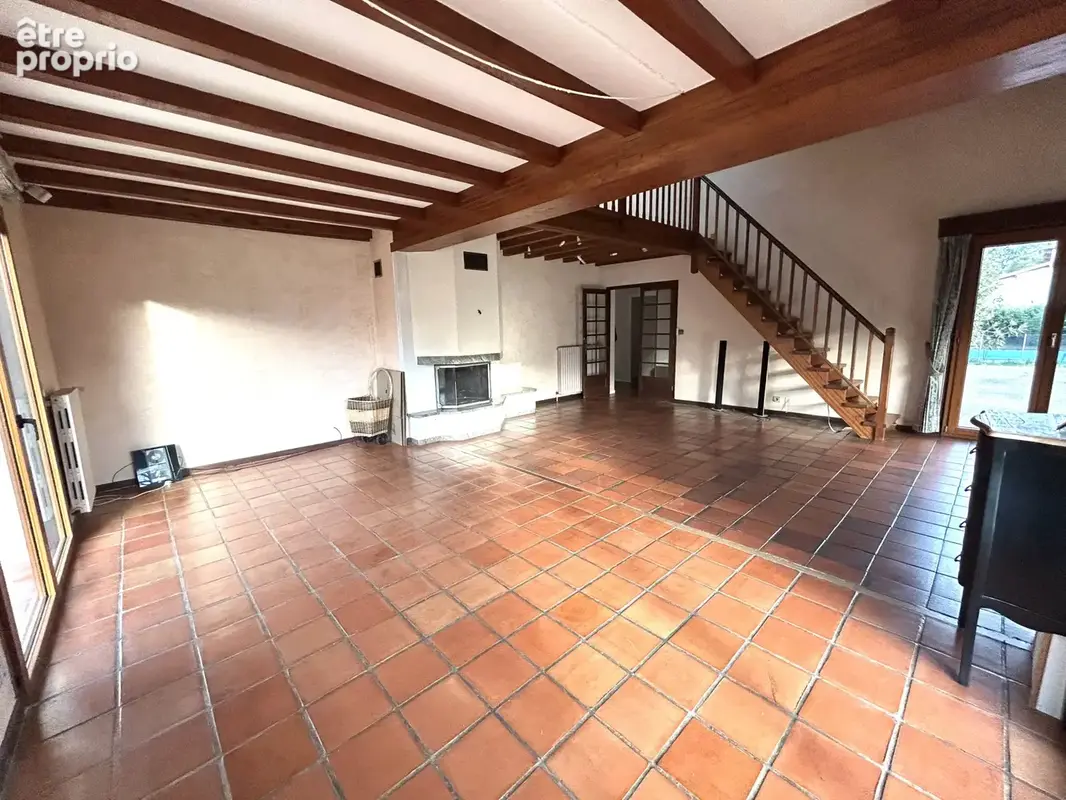 Maison T8 avec garage et piscine sur parcelle 1400 M2 - photo 5