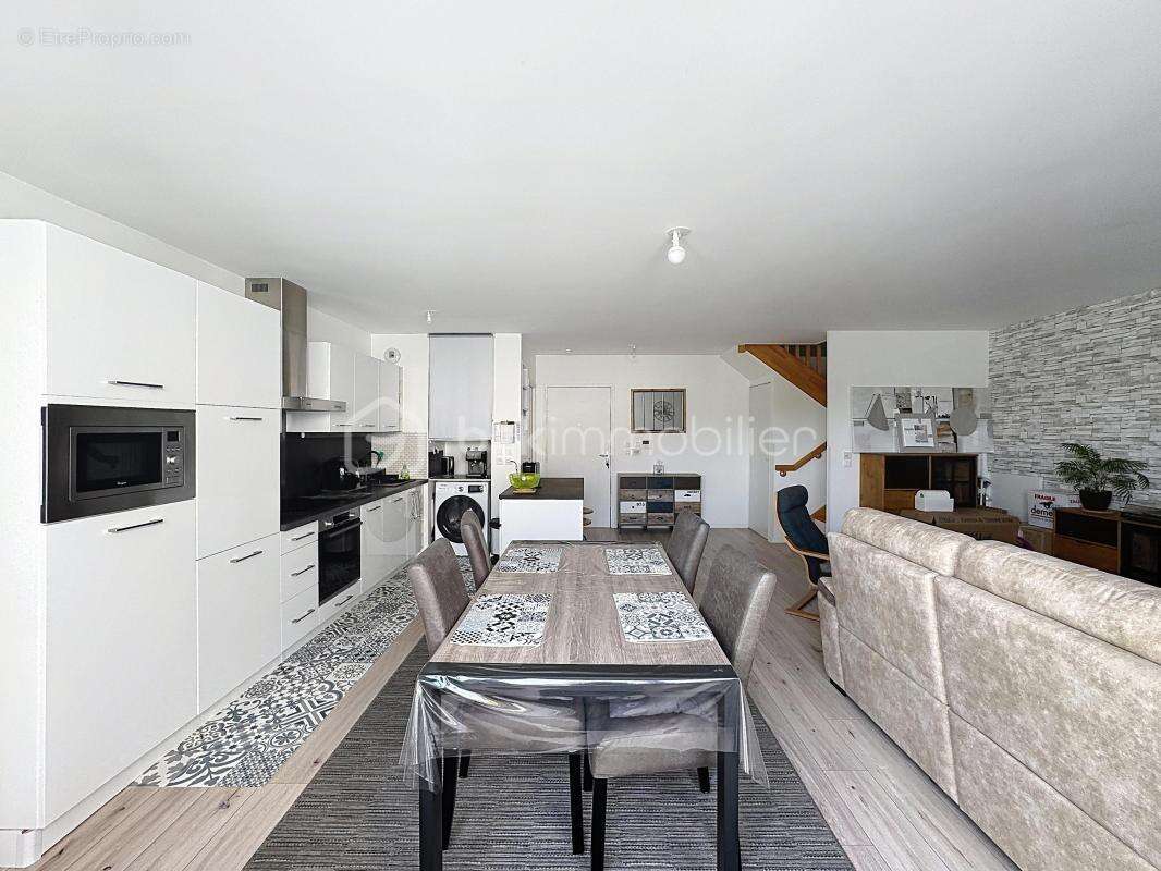 Appartement à THIVERVAL-GRIGNON