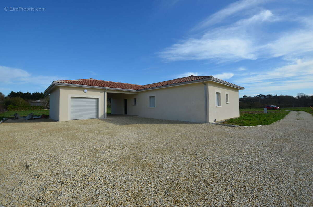 012 - Maison à MAIGNAUT-TAUZIA
